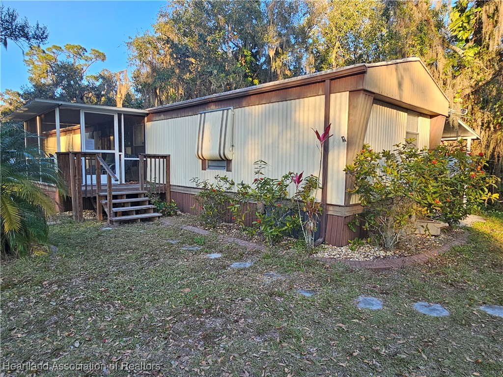 7959 Elliott Road Sebring, FL 33876 - Photo 4 of 31 a backyard of a house with table and chairs