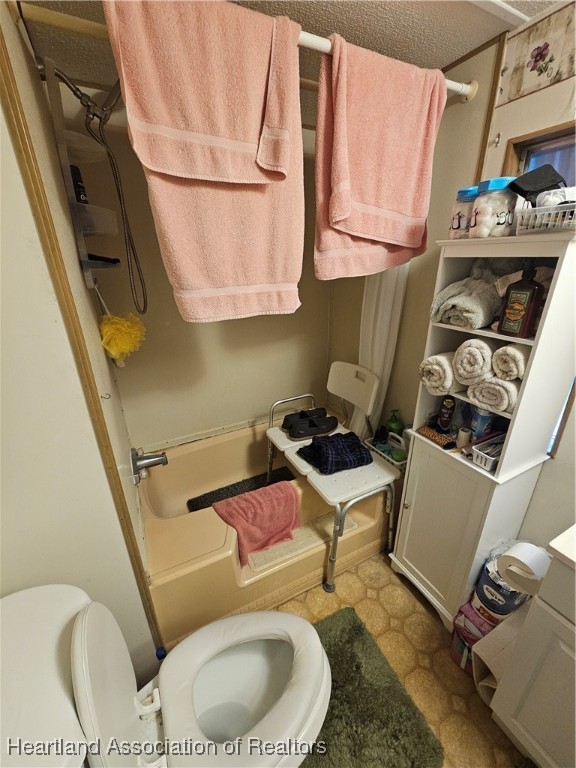 7959 Elliott Road Sebring, FL 33876 - Photo 9 of 31 a bathroom with a toilet sink and tub