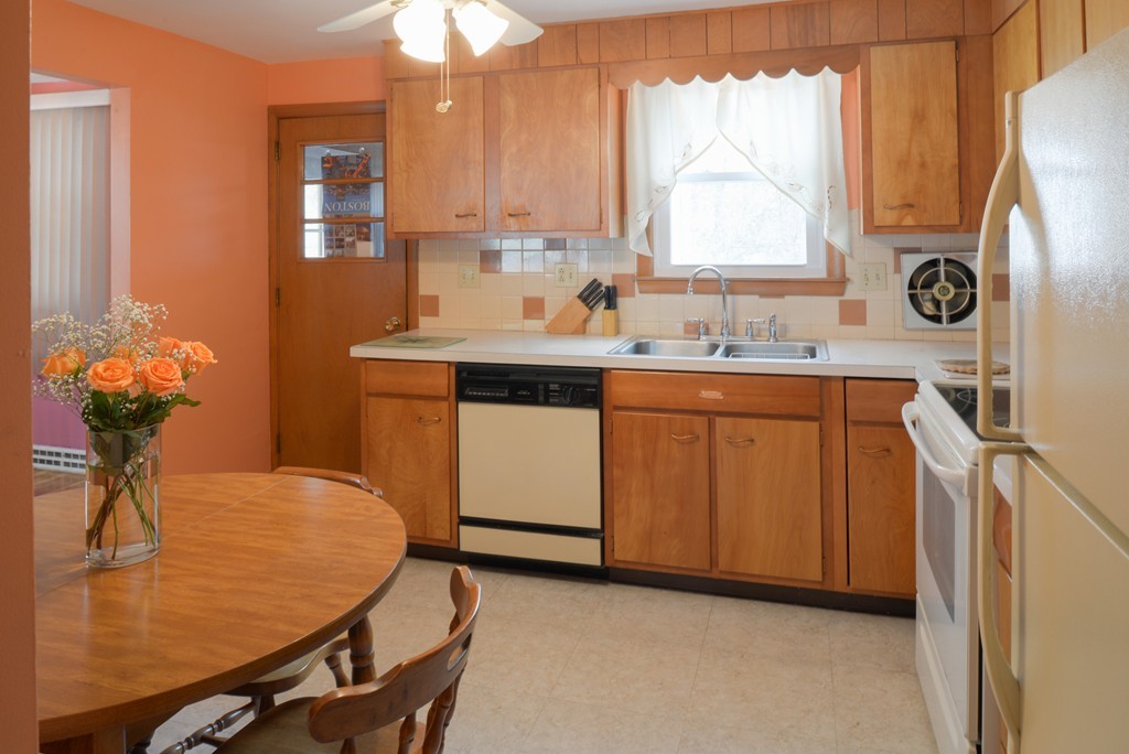 27 Maplewood Road Lynn, MA 01904 - Photo 5 of 23 Gallery Image 5