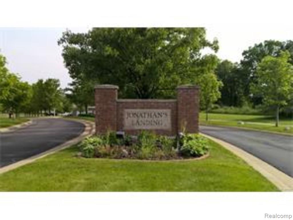 1104 Rial Lake Drive Howell, MI 48843 - Photo 4 of 31 Inviting entrance, close to expressway & shopping
