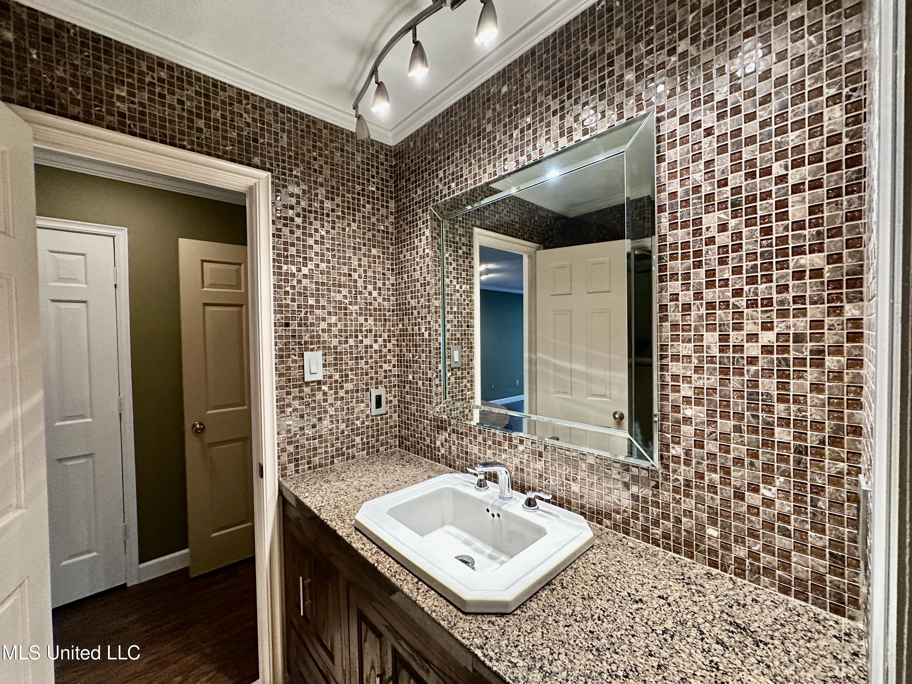 307 Longwood Drive Clinton, MS 39056 - Photo 16 of 27 primary bath2