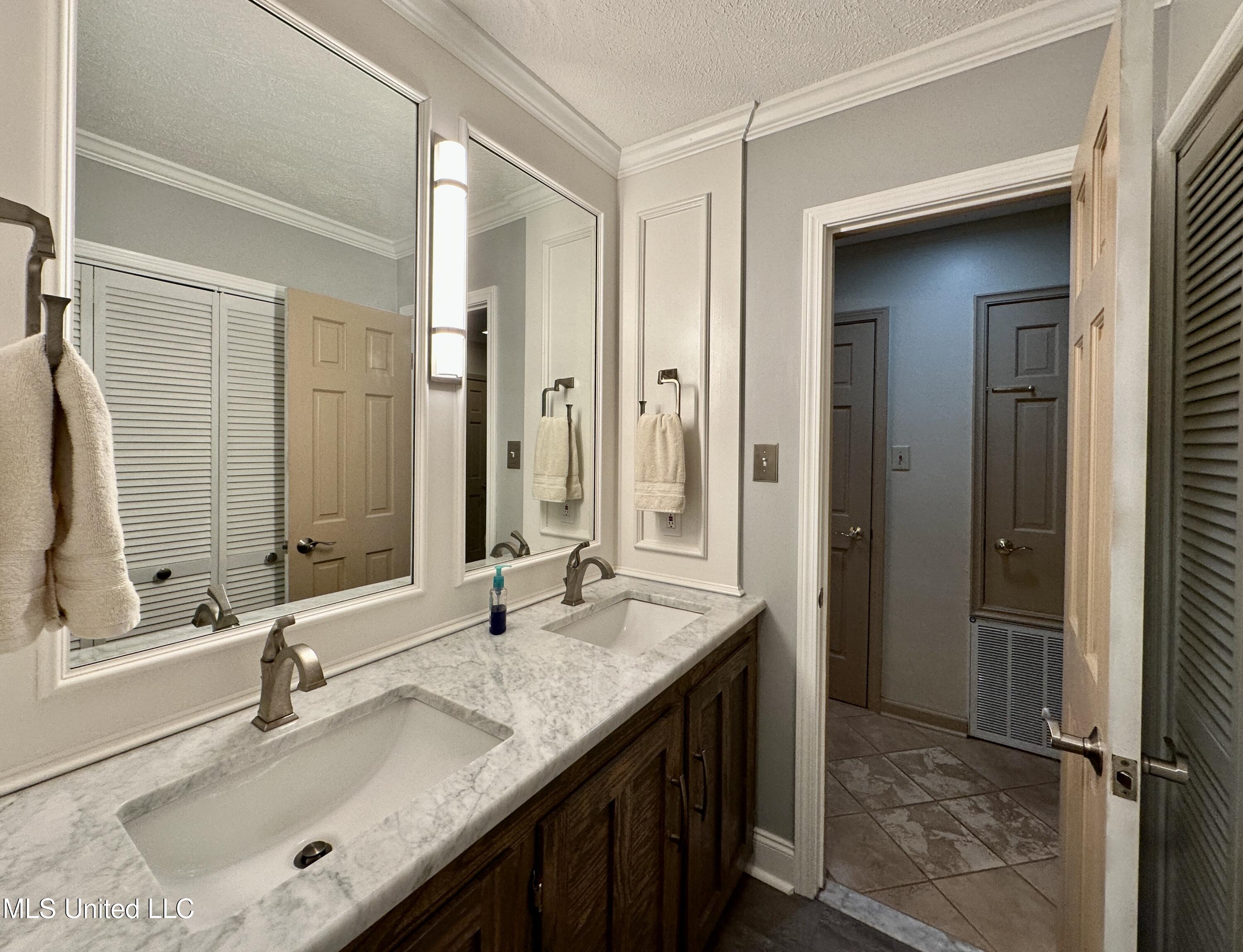 307 Longwood Drive Clinton, MS 39056 - Photo 21 of 27 GUEST BATH