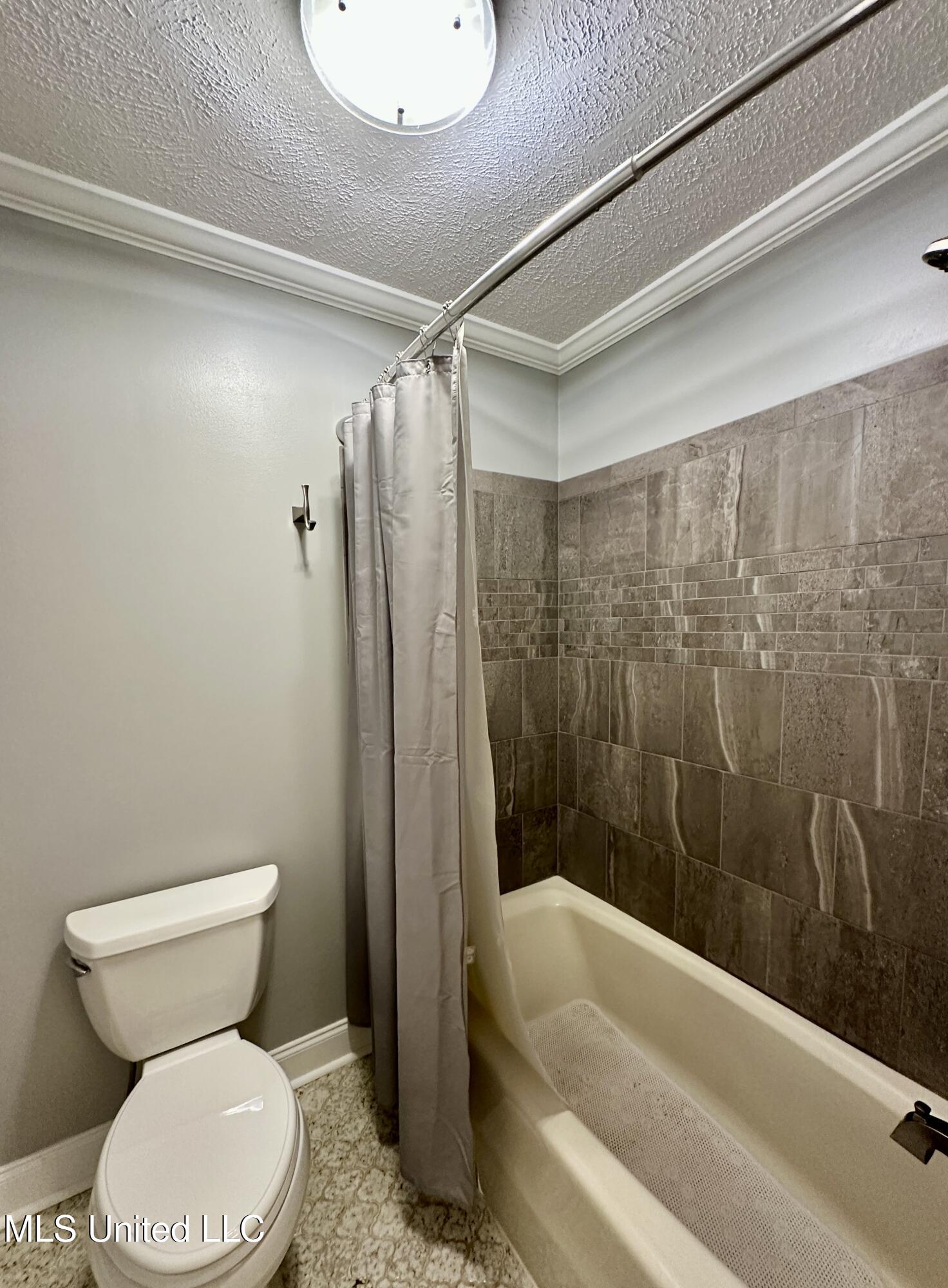 307 Longwood Drive Clinton, MS 39056 - Photo 22 of 27 Guest bath