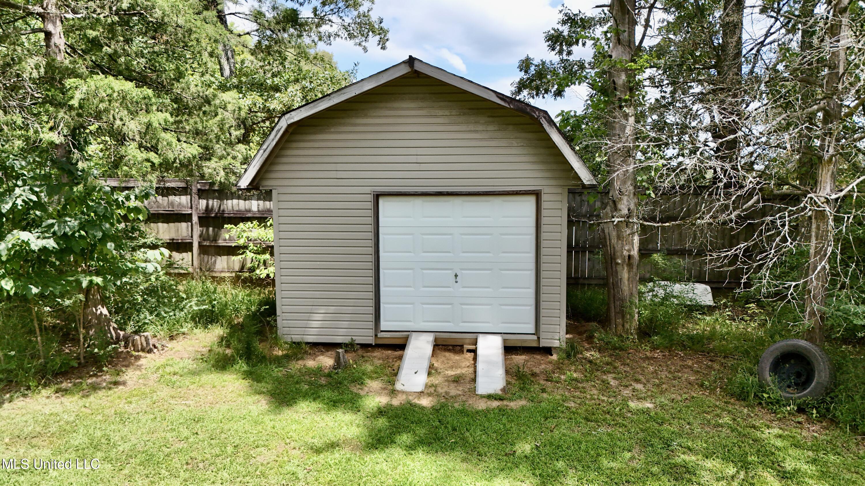 307 Longwood Drive Clinton, MS 39056 - Photo 3 of 27 dji_fly_20250717_120346_0137_17527719360