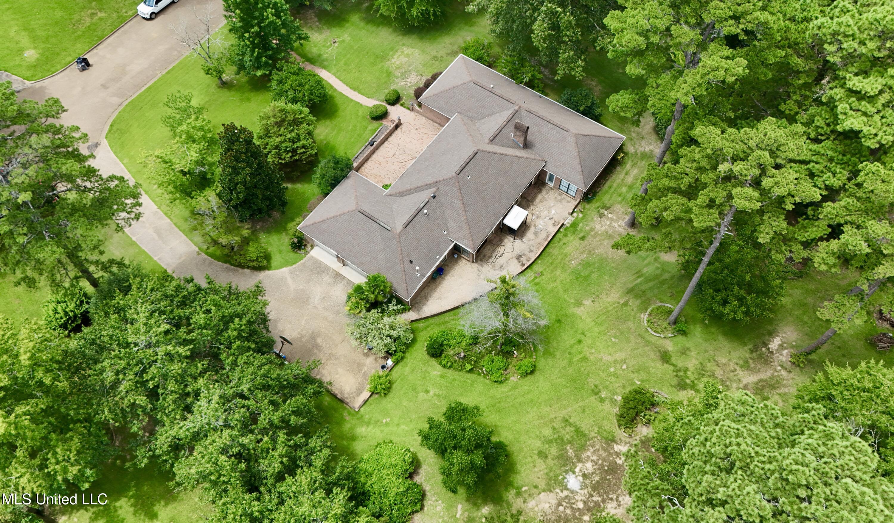 307 Longwood Drive Clinton, MS 39056 - Photo 4 of 27 dji_fly_20250717_120028_0131_17527719689
