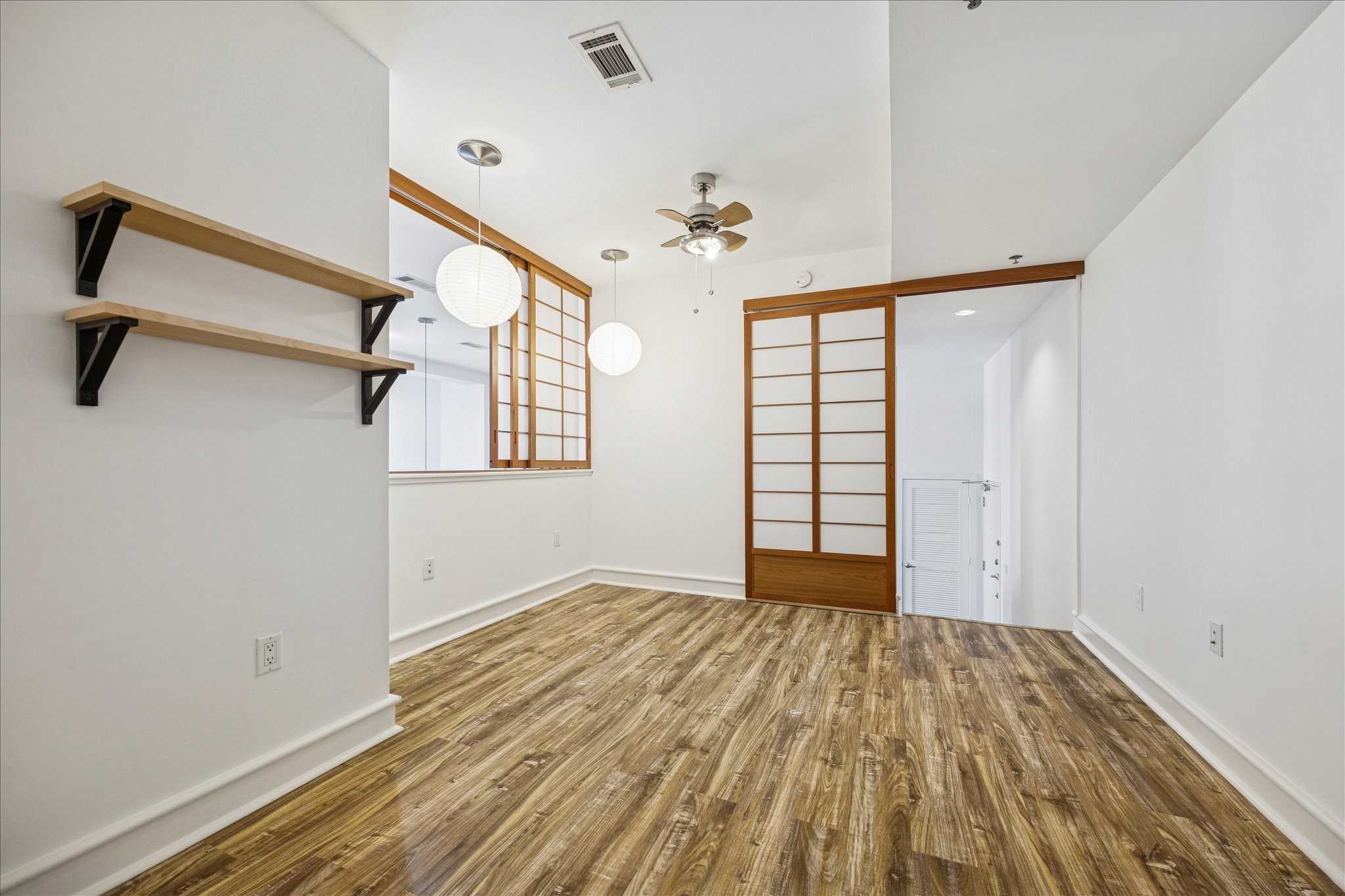 3311 Yupon Street, Unit 609 Houston, TX 77006 - Photo 5 of 16 a view of an empty room with a window