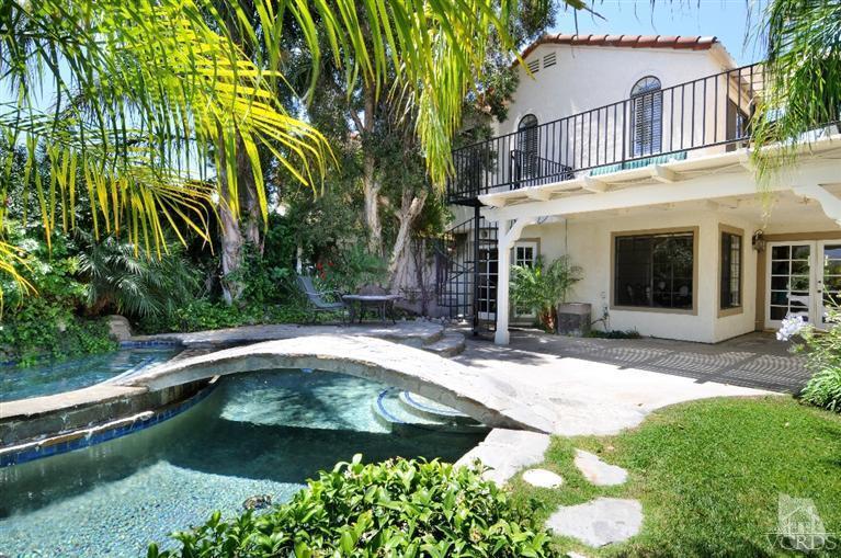 822 Congressional Road Simi Valley, CA 93065 - Photo 1 of 36 a view of a patio with table and chairs potted plants and large tree