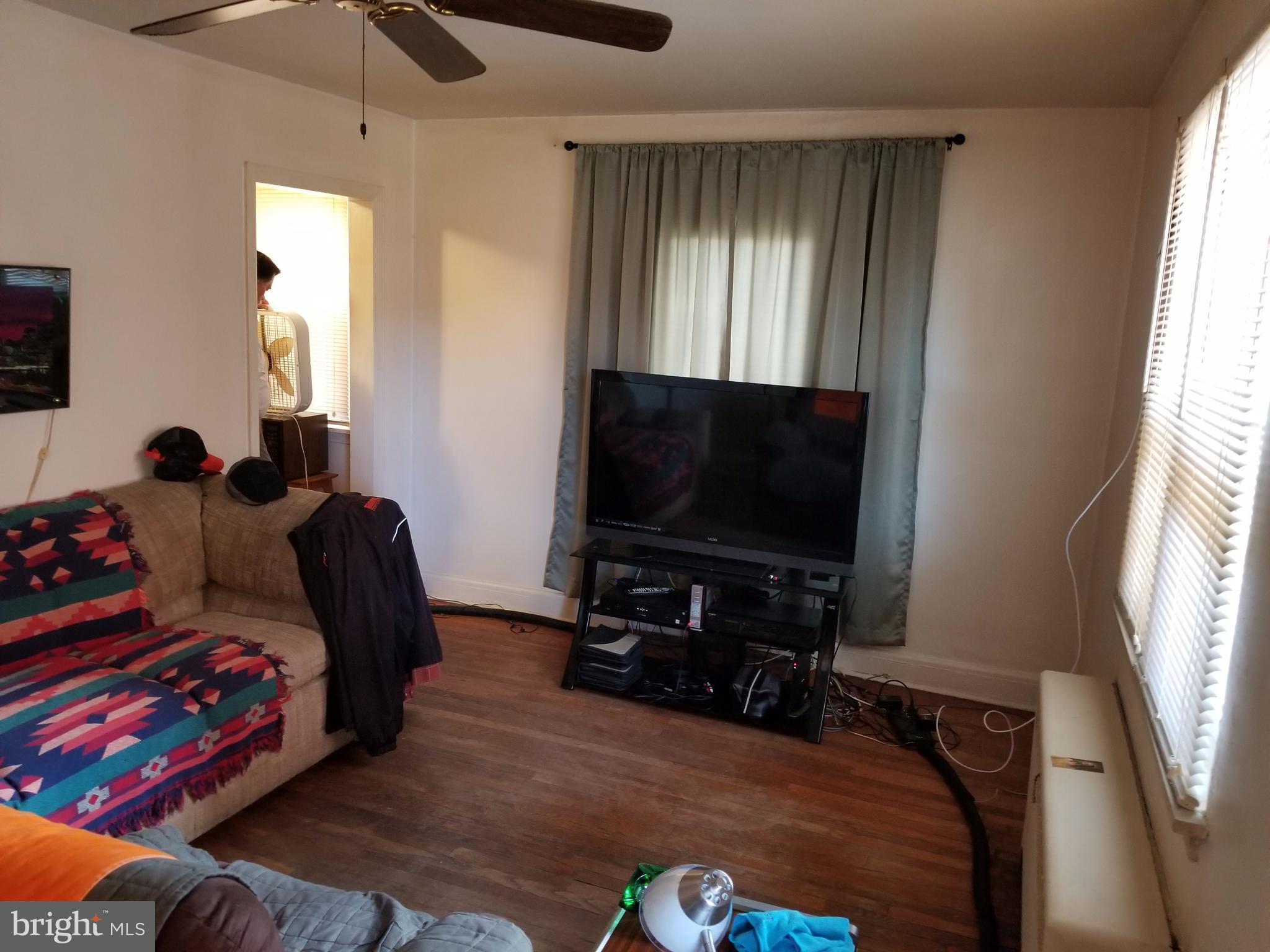 8525 Chestnut Oak Road Parkville, MD 21234 - Photo 5 of 30 Living Room