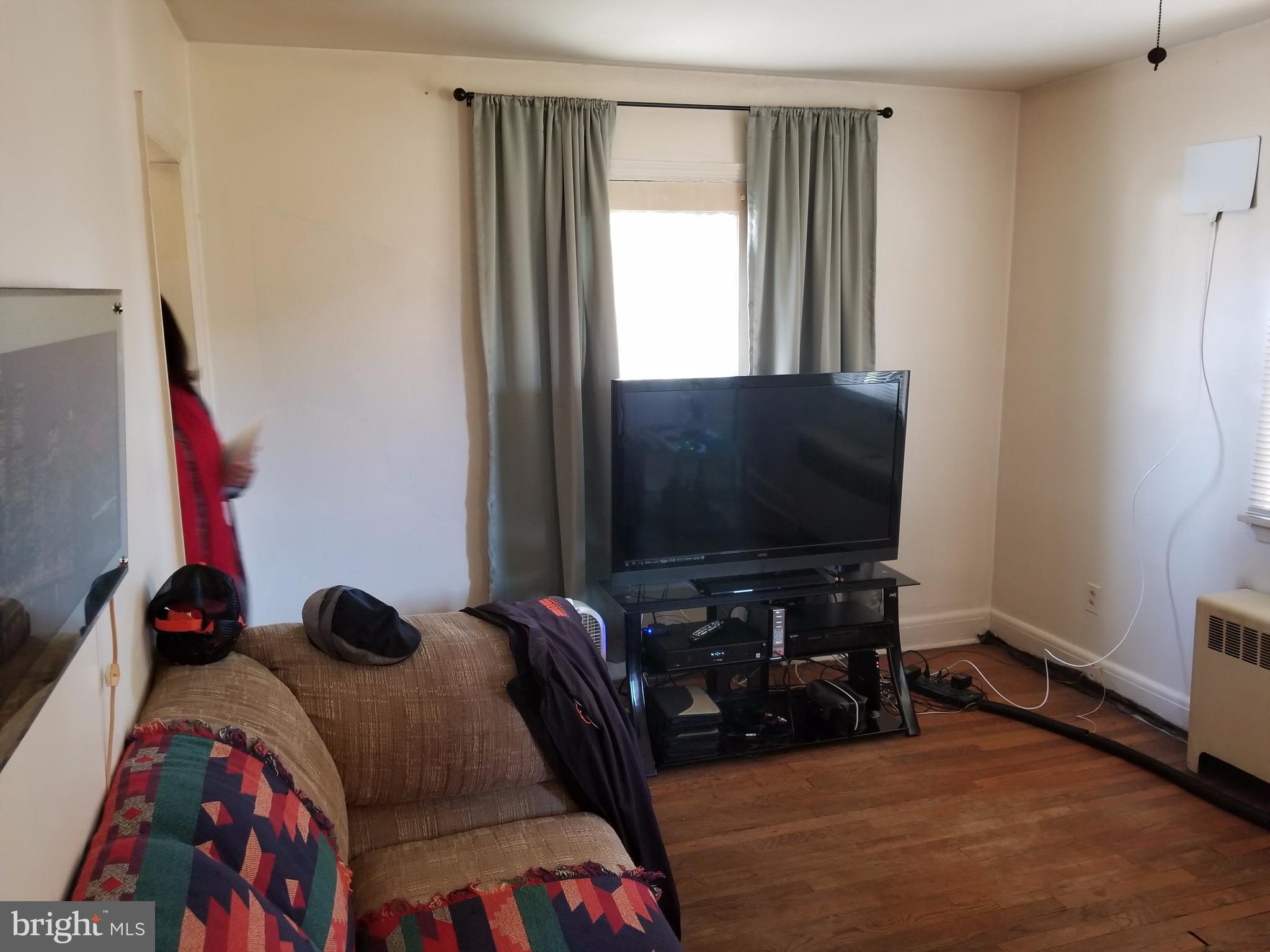 8525 Chestnut Oak Road Parkville, MD 21234 - Photo 6 of 30 Living Room