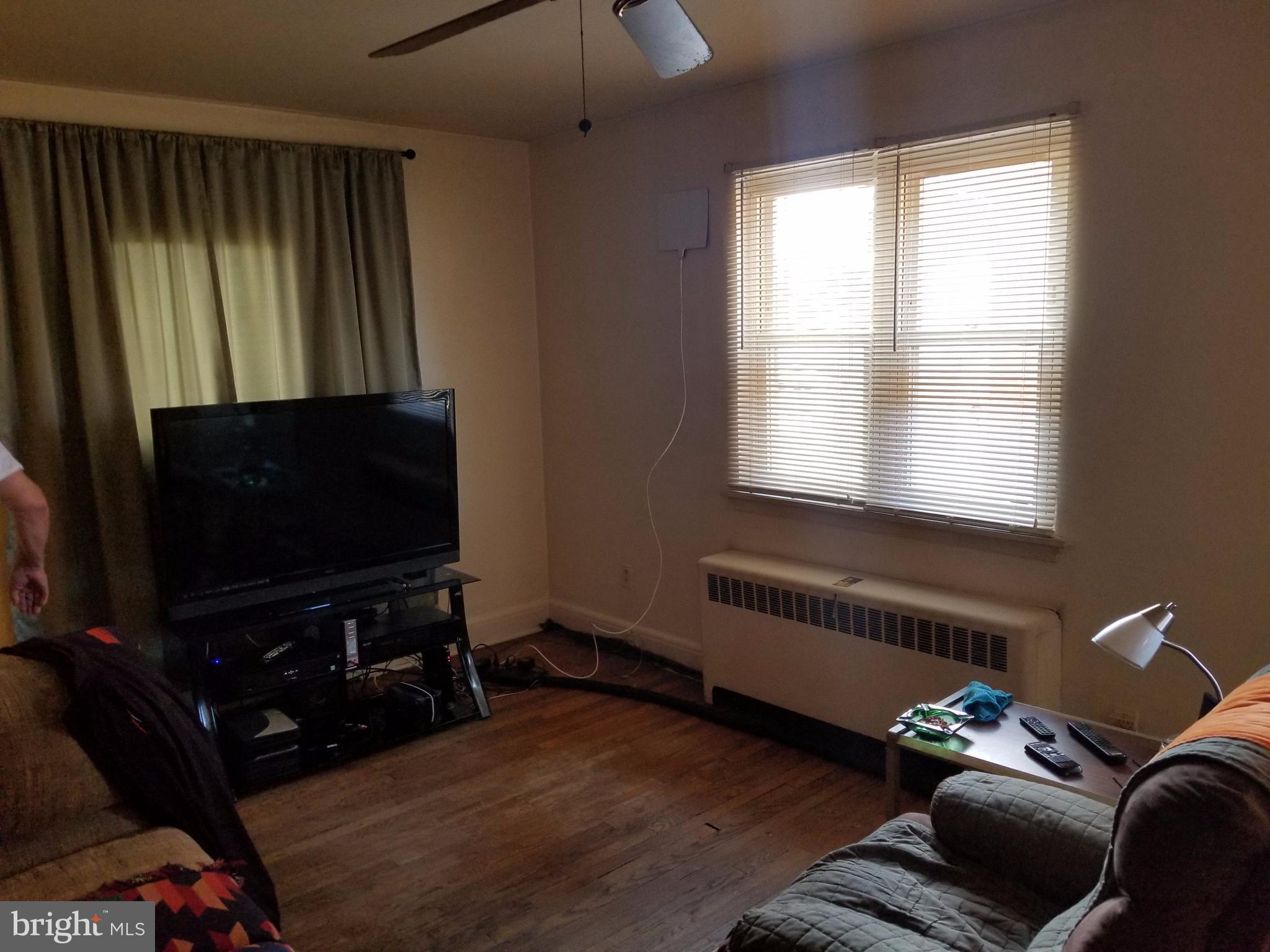 8525 Chestnut Oak Road Parkville, MD 21234 - Photo 7 of 30 Living Room