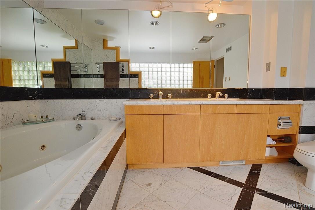 3211 Greentree Road Bloomfield Hills, MI 48304 - Photo 22 of 36 Master Bath With Separate Tub & Shower
