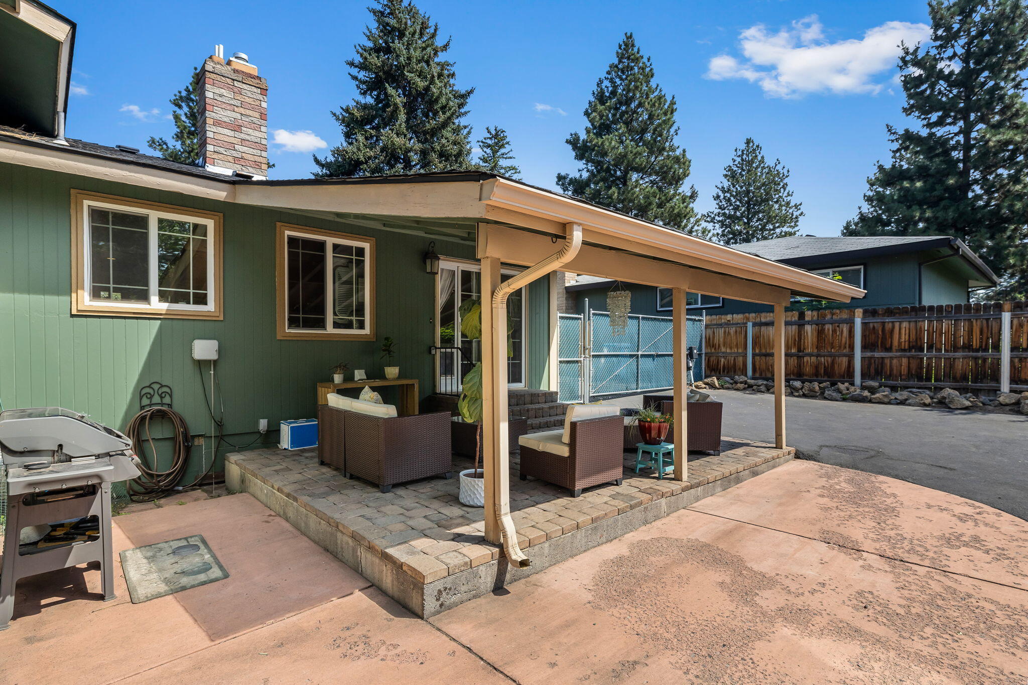 647 Northeast Innes Lane Bend, OR 97701 - Photo 6 of 51 2024_08_13_647_innes_lane-28