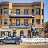 a building that has lot of windows on it