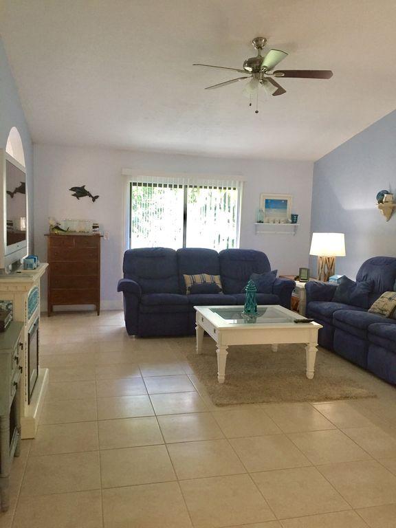 13047 42nd Road North Royal Palm Beach, FL 33411 - Photo 6 of 34 42ndRdNLivingRoom