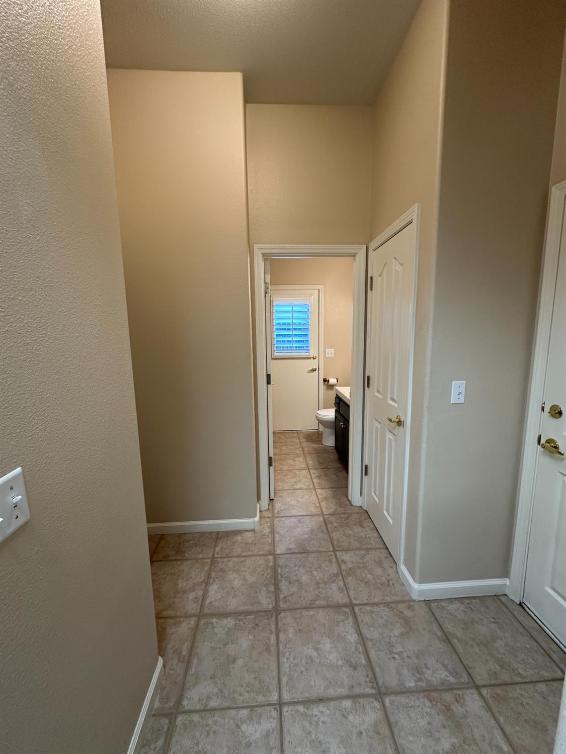 535 West Decatur Avenue Clovis, CA 93611 - Photo 18 of 51 a view of a livingroom and a bathroom