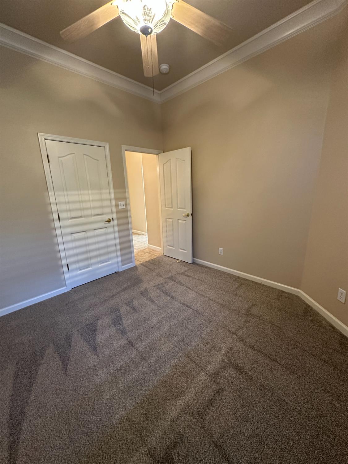 535 West Decatur Avenue Clovis, CA 93611 - Photo 20 of 51 en empty room with windows and ceiling fan