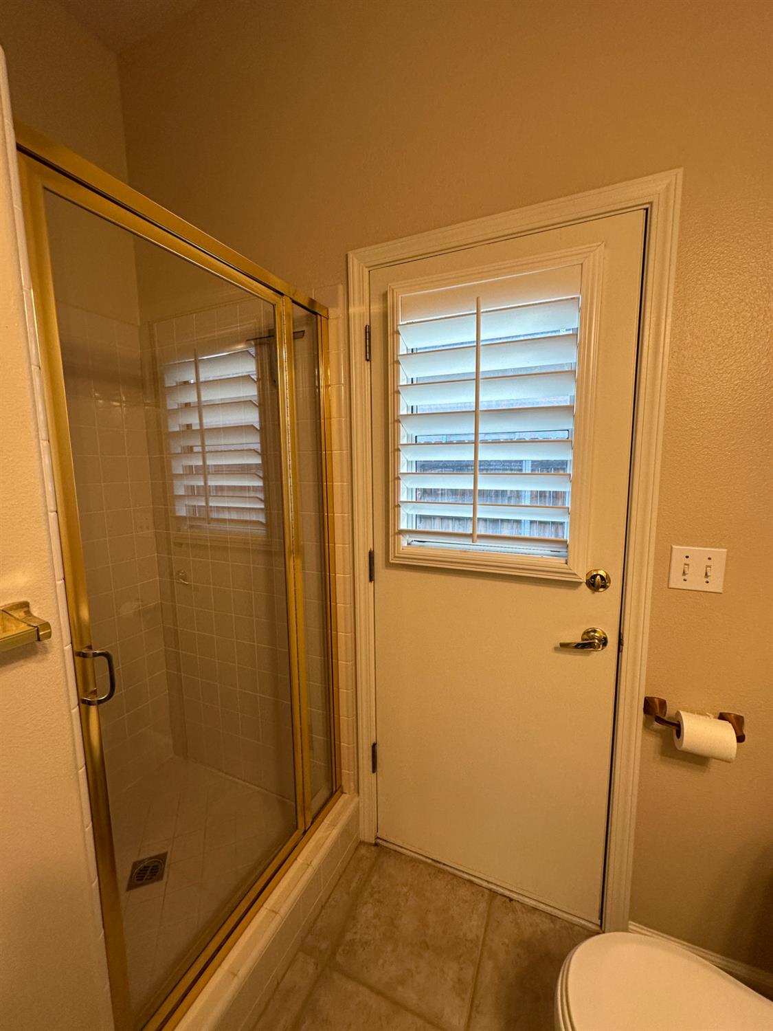 535 West Decatur Avenue Clovis, CA 93611 - Photo 23 of 51 a bathroom with a shower and a toilet