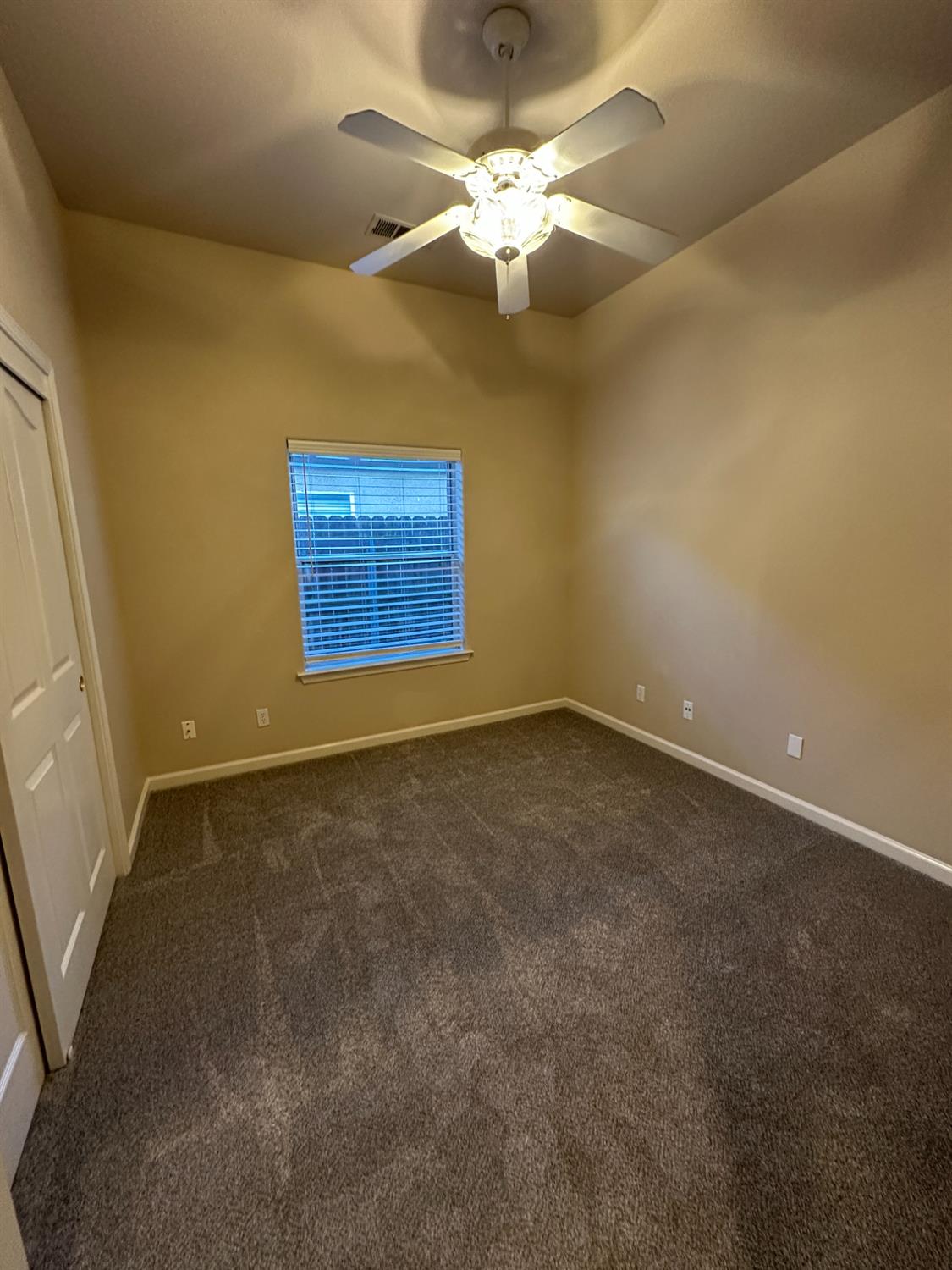 535 West Decatur Avenue Clovis, CA 93611 - Photo 27 of 51 en empty room with windows and fan
