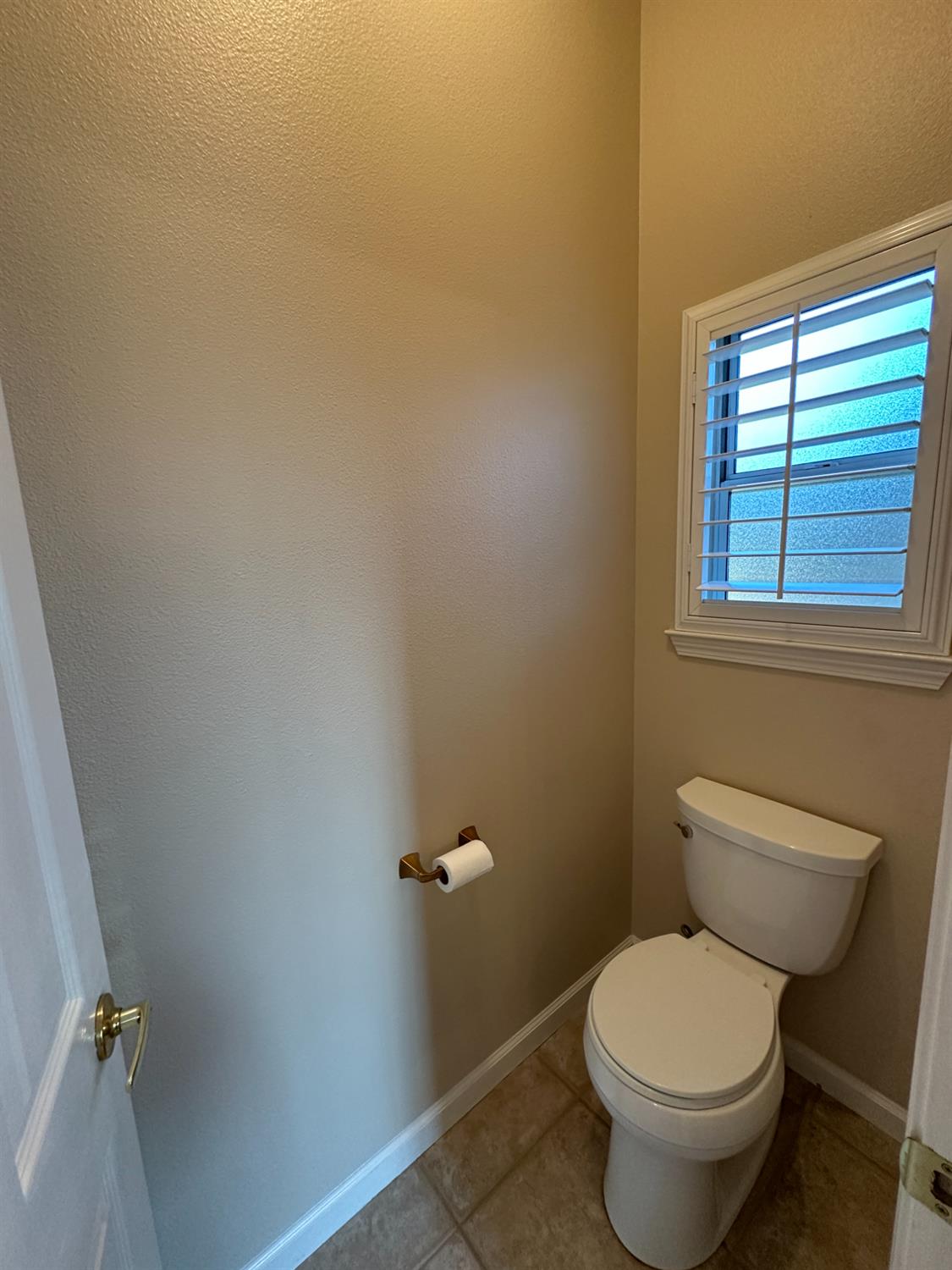 535 West Decatur Avenue Clovis, CA 93611 - Photo 34 of 51 a white toilet sitting next to a window