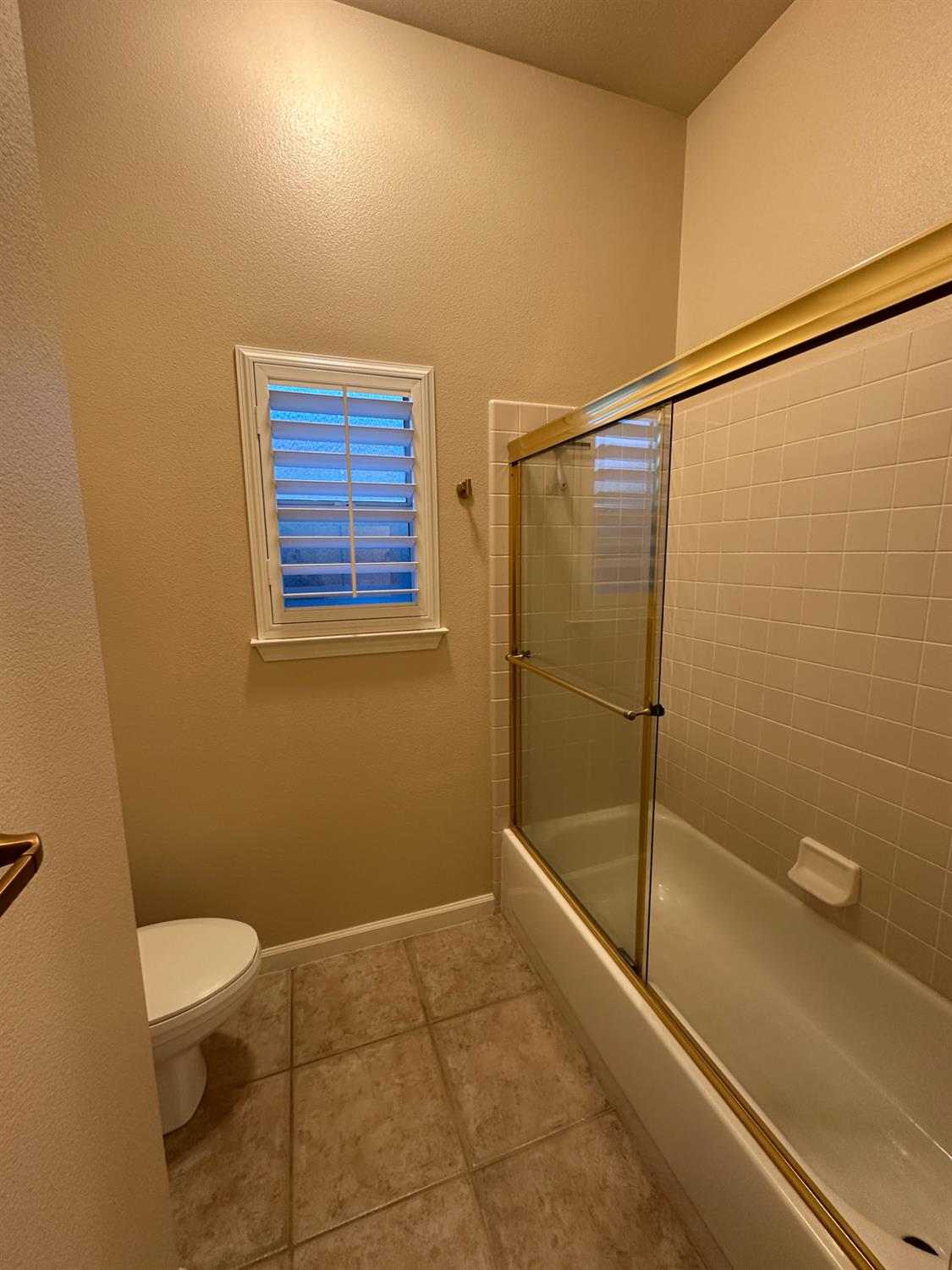 535 West Decatur Avenue Clovis, CA 93611 - Photo 42 of 51 a bathroom with a toilet and a shower