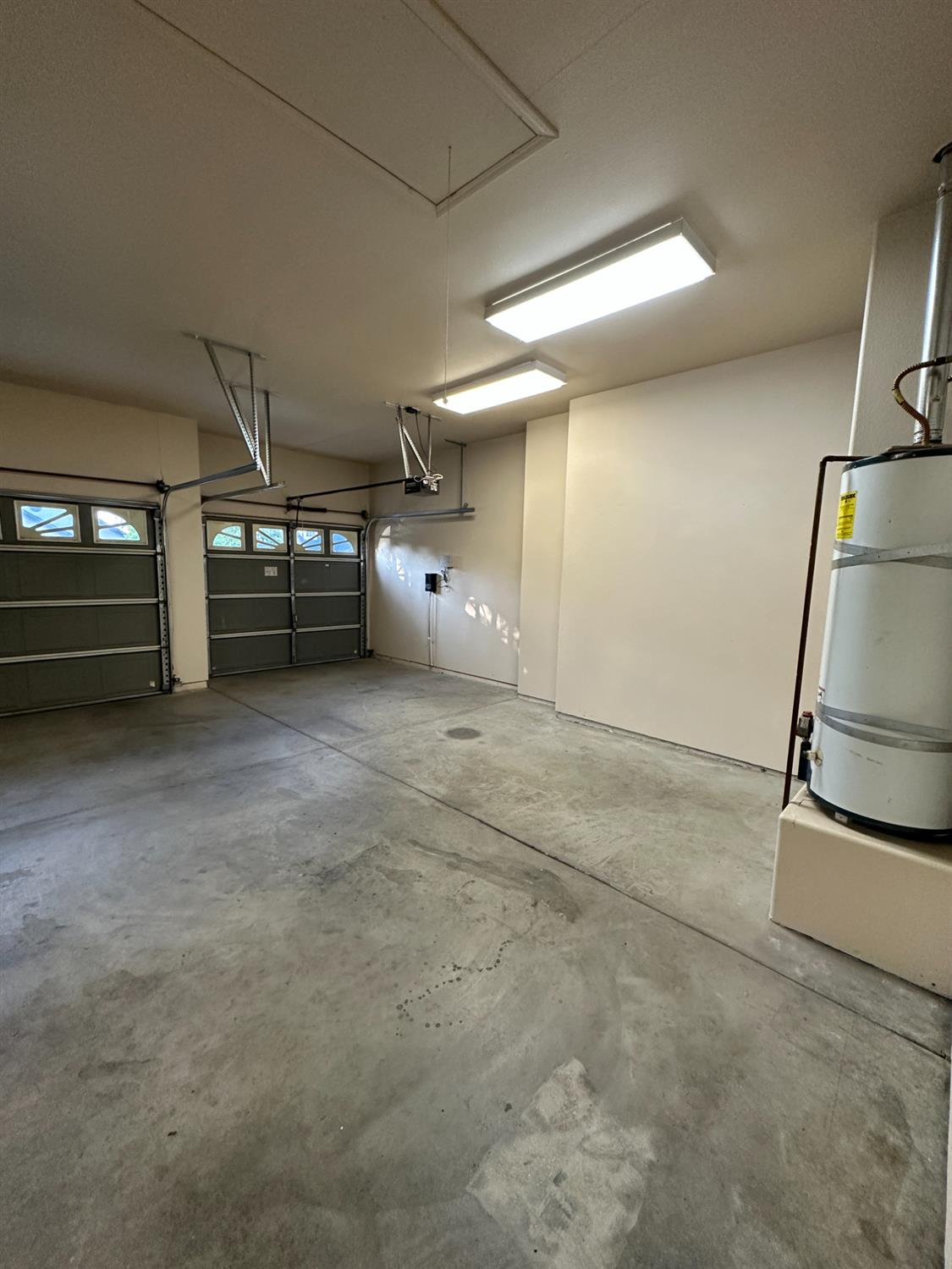 535 West Decatur Avenue Clovis, CA 93611 - Photo 45 of 51 a view of a garage