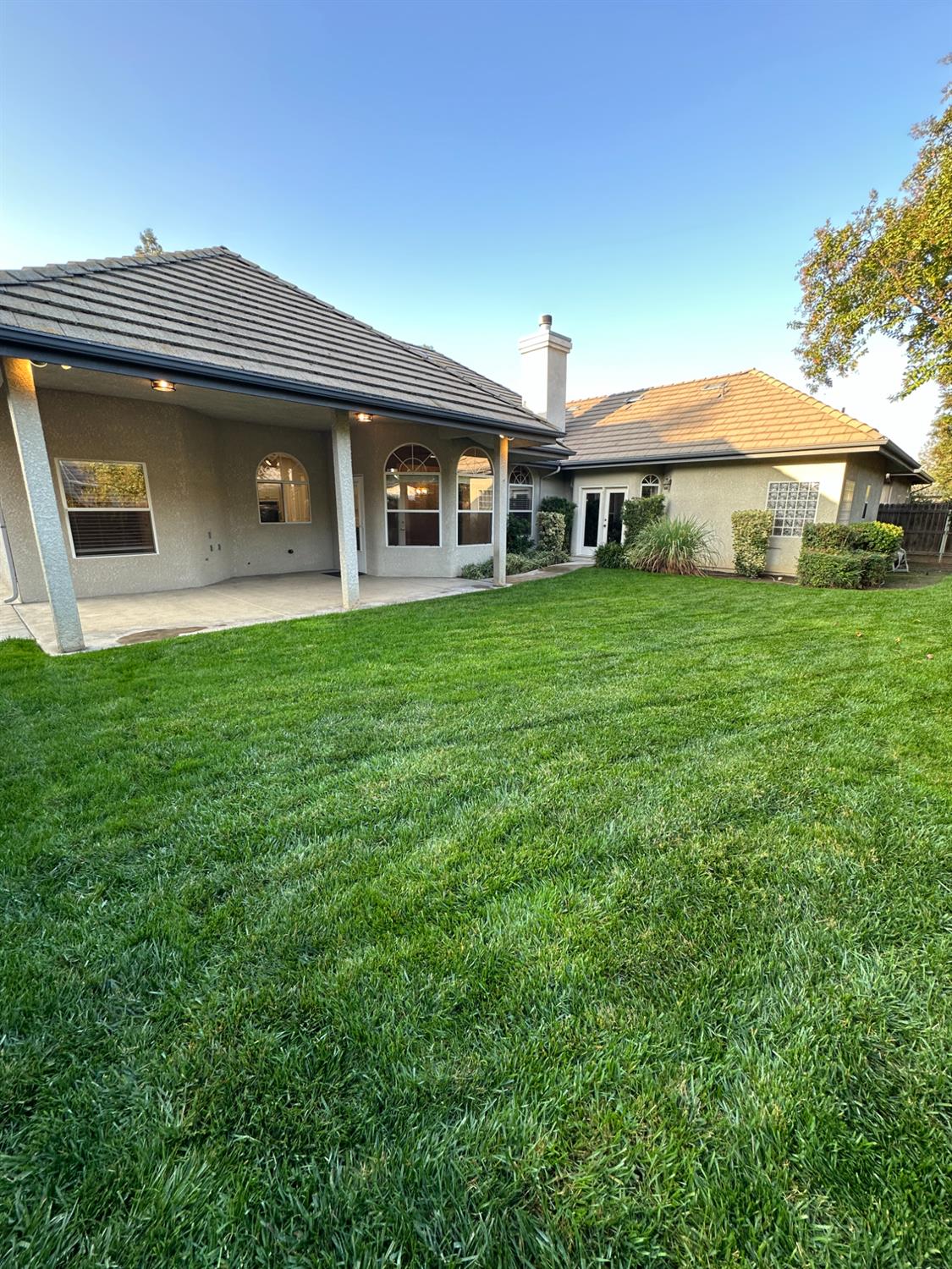 535 West Decatur Avenue Clovis, CA 93611 - Photo 51 of 51 a front view of a house with yard and porch