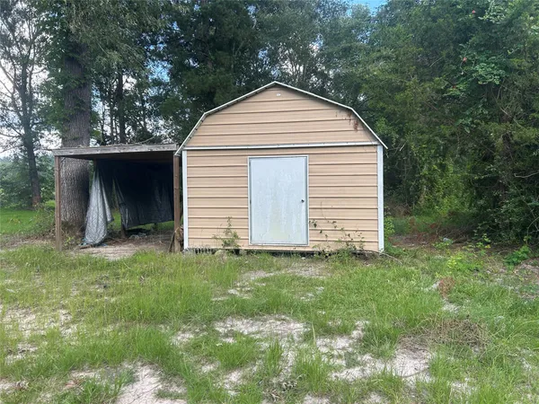 a view of a house with backyard