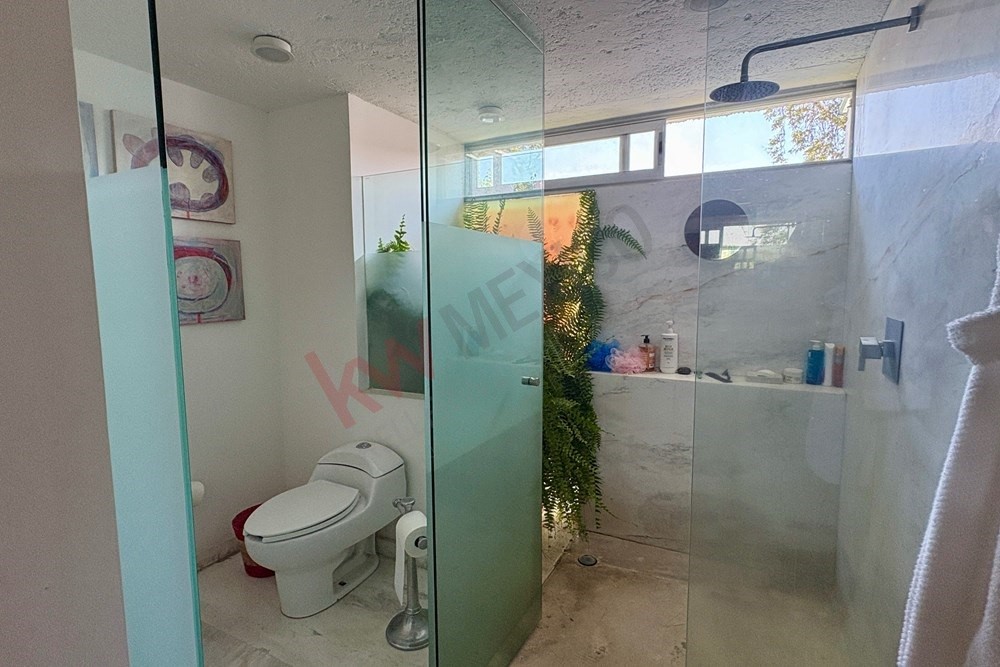 7 Magnolia Northampton, undefined 01060 - Photo 21 of 30 a bathroom with a toilet and a shower