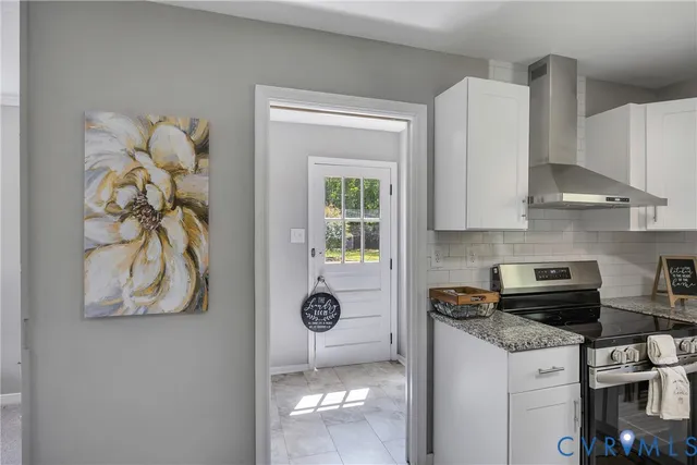 a view of a house with backyard and a tree