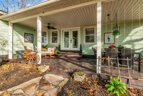 a view of a house with backyard