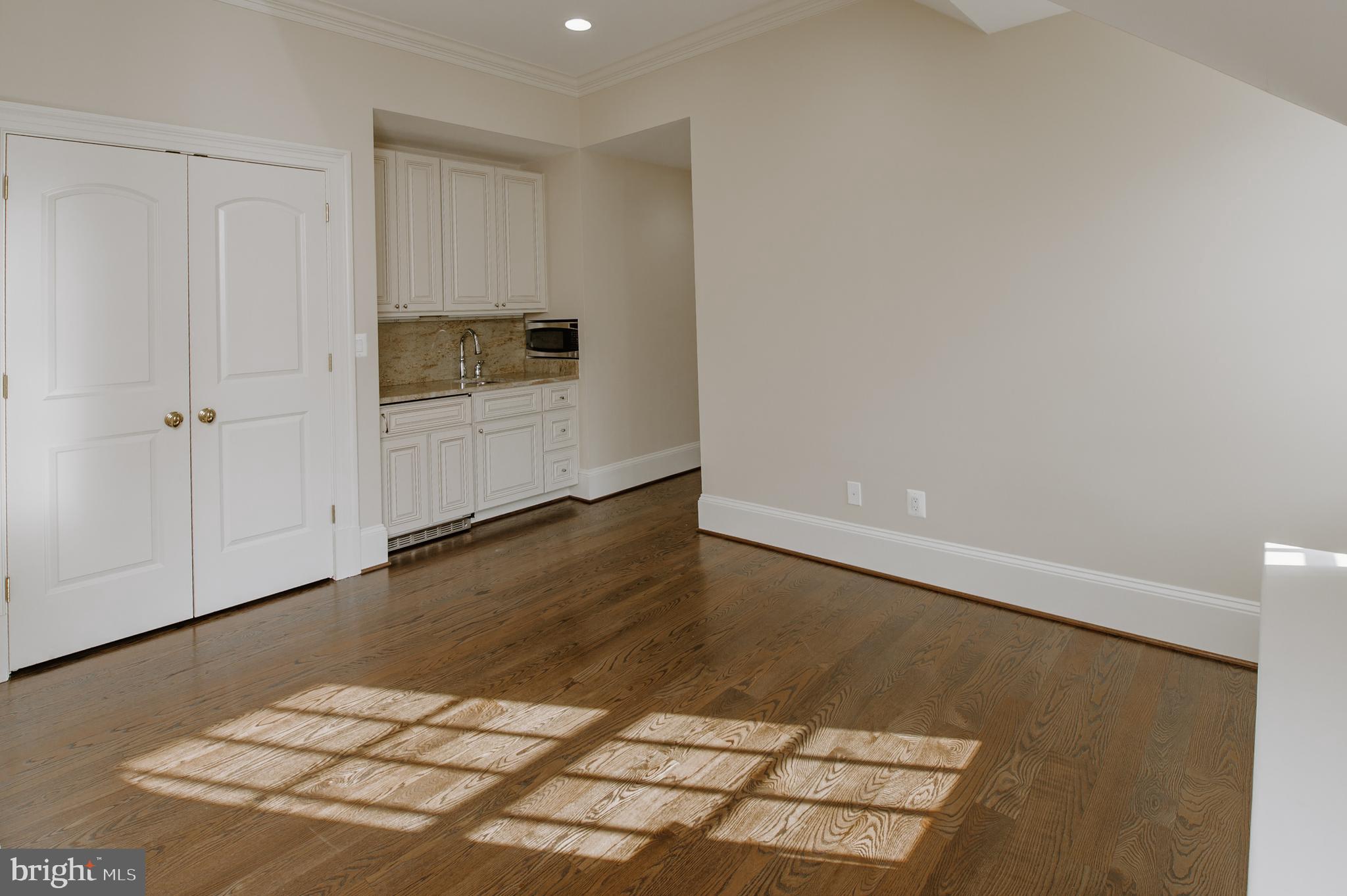 9606 Falls Road Potomac, MD 20854 - Photo 32 of 38 Recreation area with kitchenette in guest house