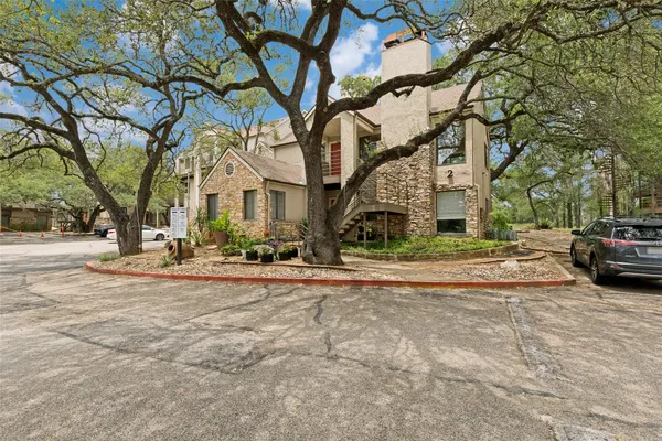 $1,300 | 6810 Deatonhill Drive, Unit 204, Austin, TX 78745