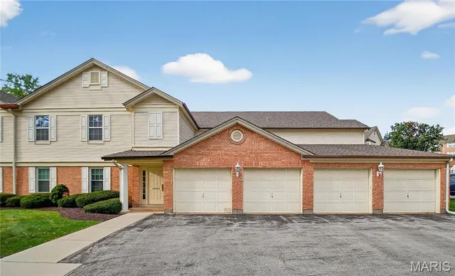 $229,900 | 10924 Village Grove Drive, Unit C, St. Louis, MO 63123