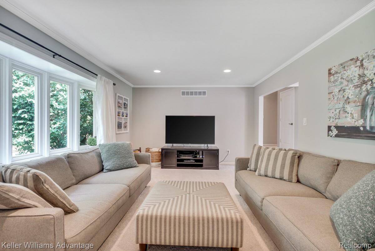 35984 Charter Crest Road Farmington, MI 48335 - Photo 5 of 39 dsc03051-dsc03053.jpg