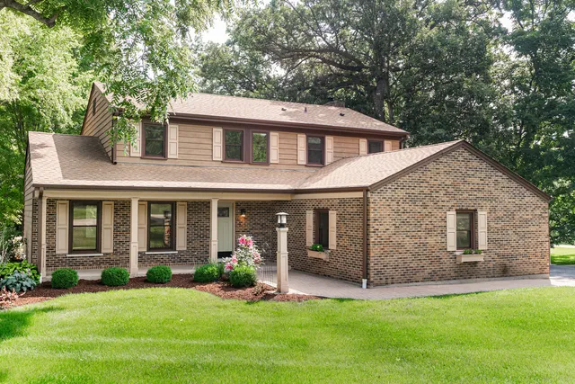 $580,000 | 40W630 Winchester Way, St. Charles, IL 60175