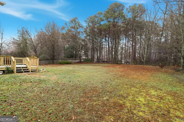 a view of a yard with a house