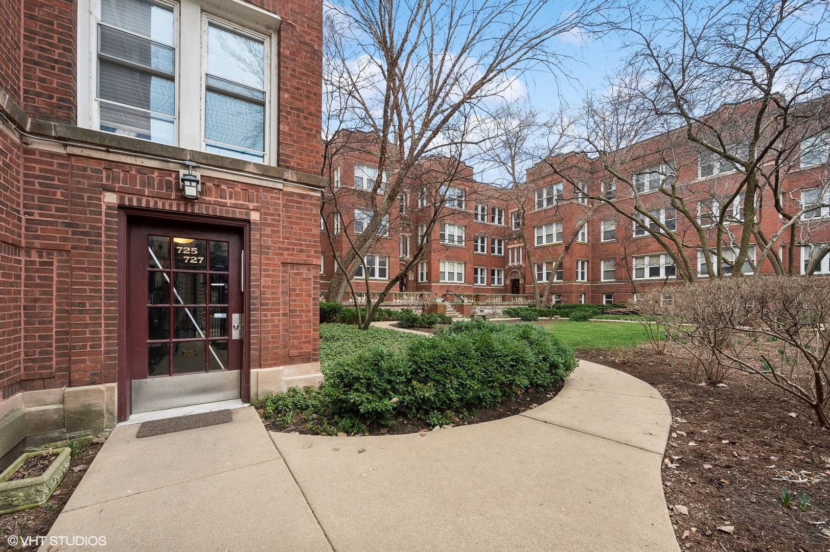 725 West Buckingham Place, Unit 2 Chicago, IL 60657 - Photo 1 of 15 a front view of a building with garden