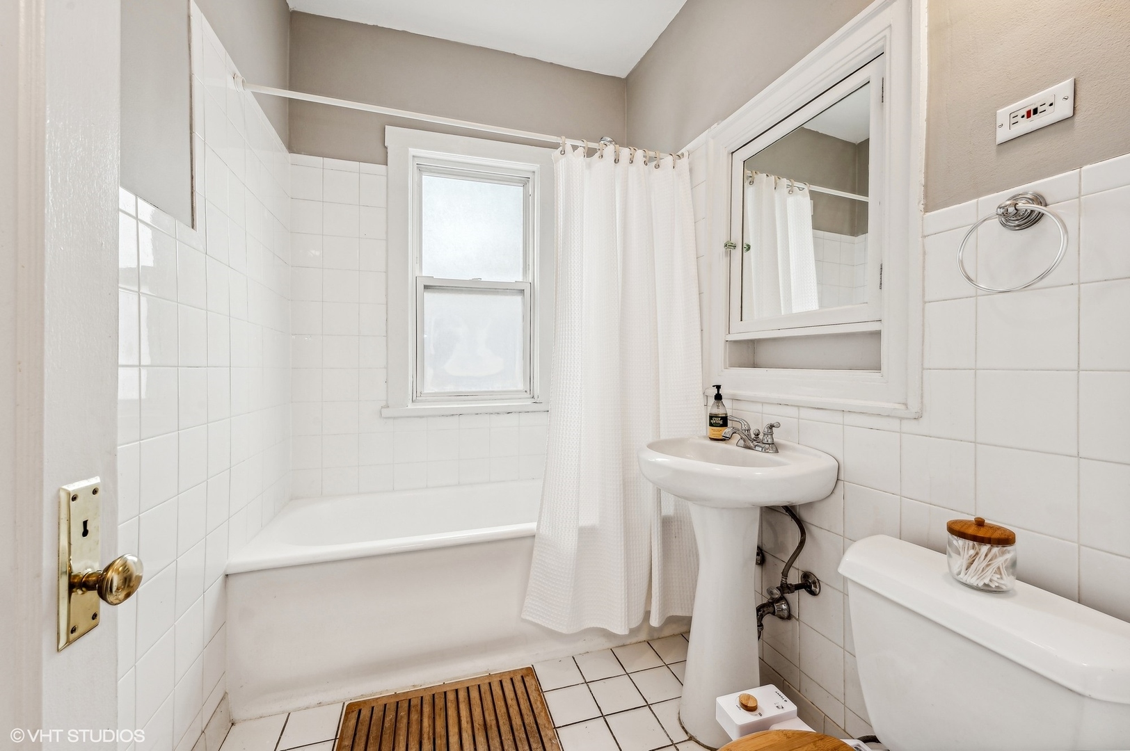 725 West Buckingham Place, Unit 2 Chicago, IL 60657 - Photo 14 of 15 a bathroom with a sink a toilet and shower