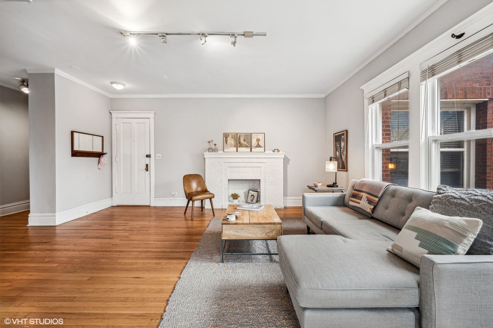 725 West Buckingham Place, Unit 2 Chicago, IL 60657 - Photo 5 of 15 a living room with furniture and a table