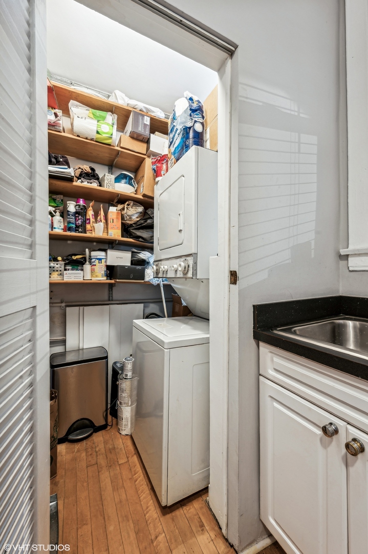 725 West Buckingham Place, Unit 2 Chicago, IL 60657 - Photo 10 of 15 a kitchen with a stove and a refrigerator