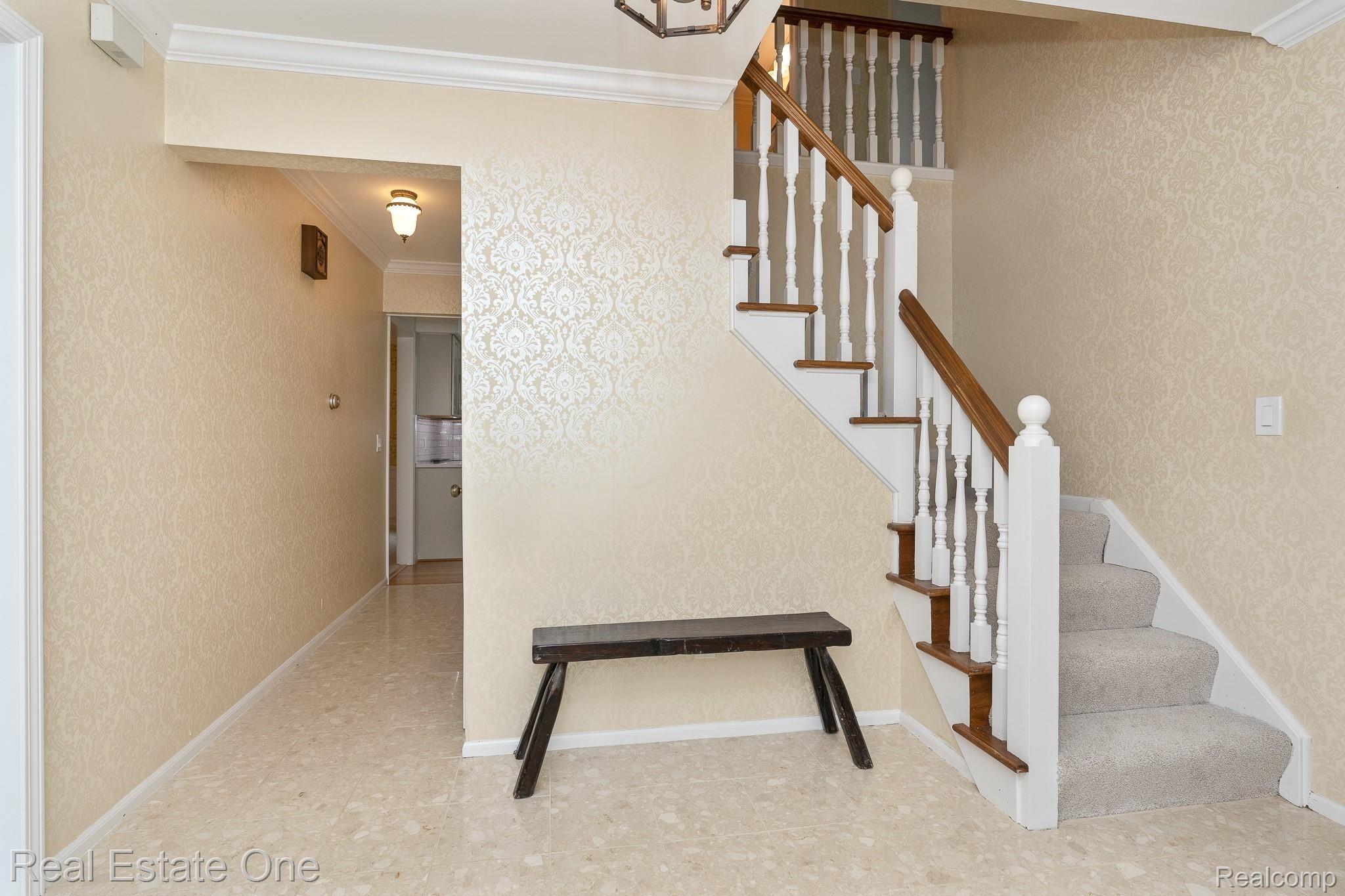 5245 Aintree Road Rochester, MI 48306 - Photo 3 of 42 Foyer