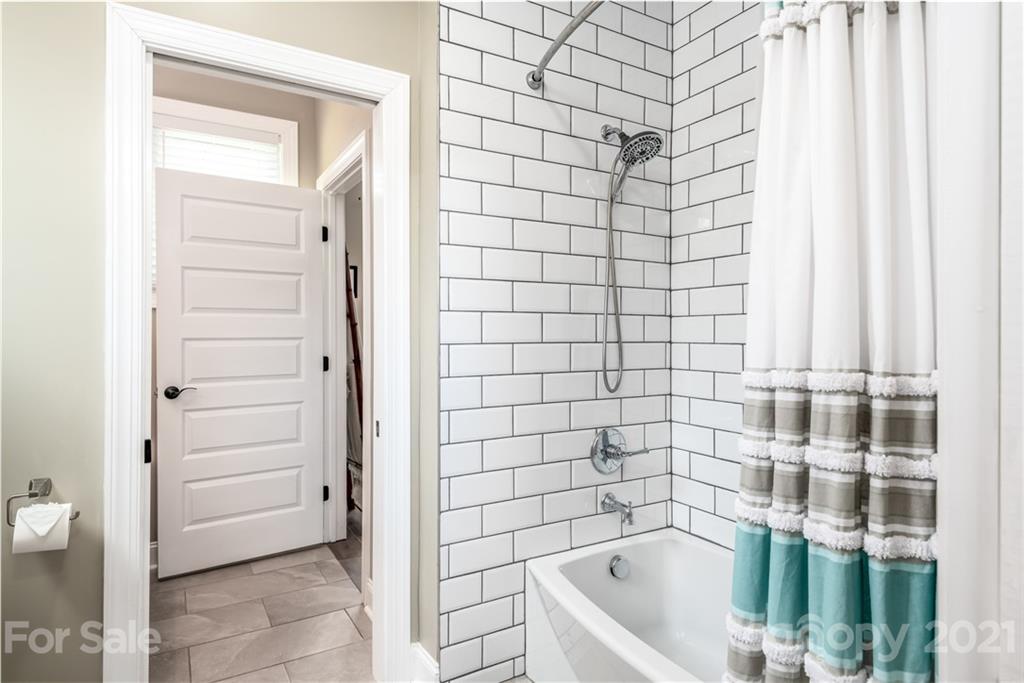 2515 Sandy Ford Road Newton, NC 28658 - Photo 23 of 38 a bathroom with a bathtub