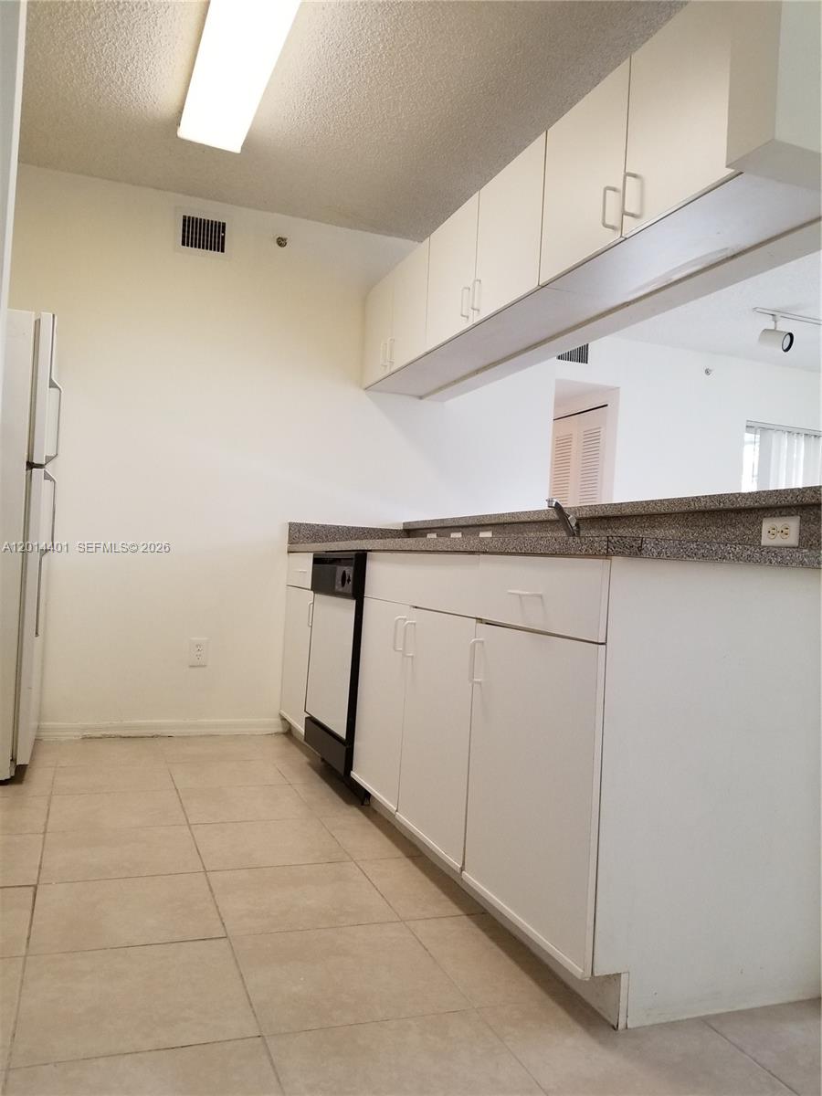 470 South Park Road, Unit 7110 Hollywood, FL 33021 - Photo 5 of 18 a view of a kitchen with cabinets