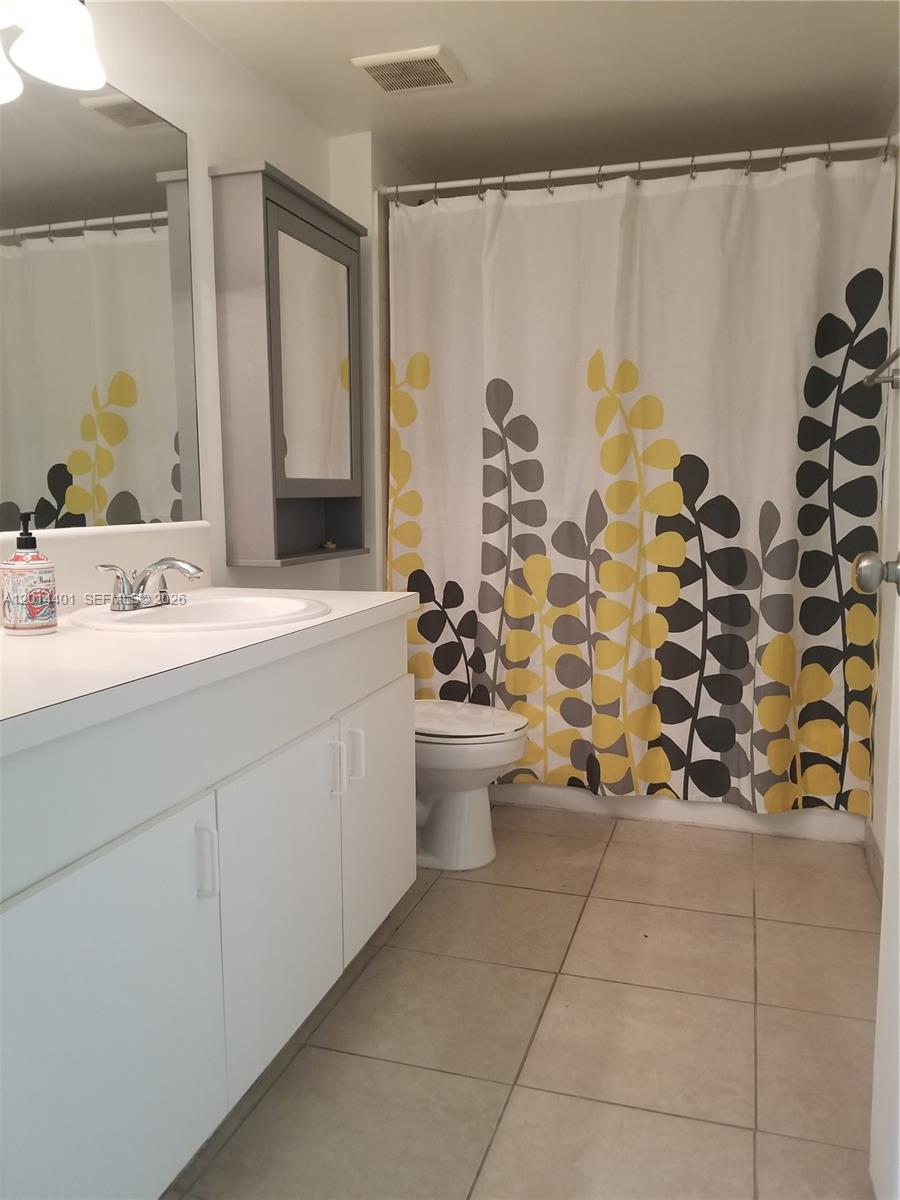 470 South Park Road, Unit 7110 Hollywood, FL 33021 - Photo 10 of 18 a bathroom with a sink toilet and shower