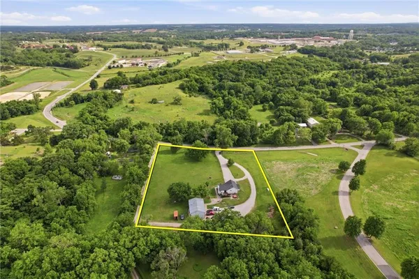 $595,000 | 964 North 5th Highway, Lansing, KS 66043
