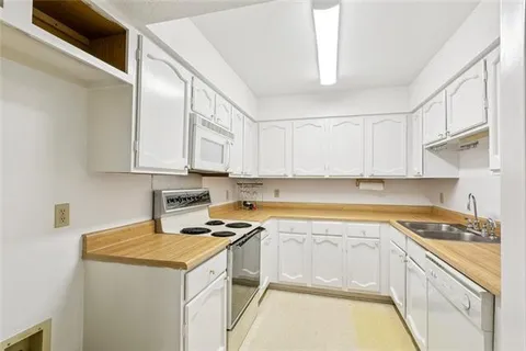 $249,000 | 3400 West Esplanade Avenue, Unit D, Metairie, LA 70002