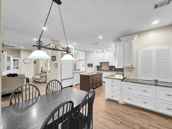 $575,000 | 520 Meadow Lane, Winnie, TX 77665