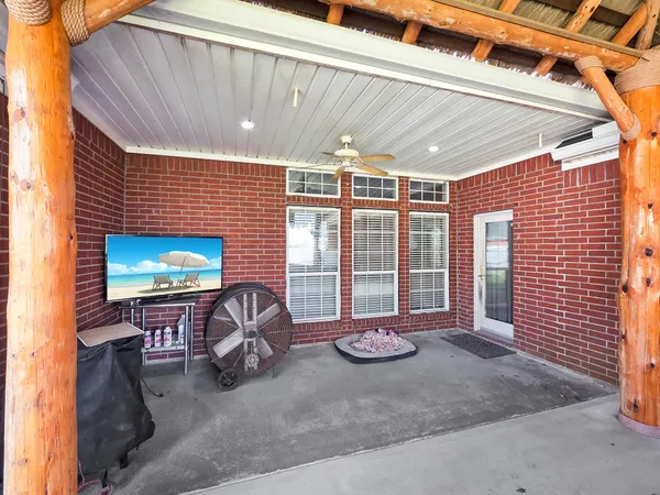 $575,000 | 520 Meadow Lane, Winnie, TX 77665