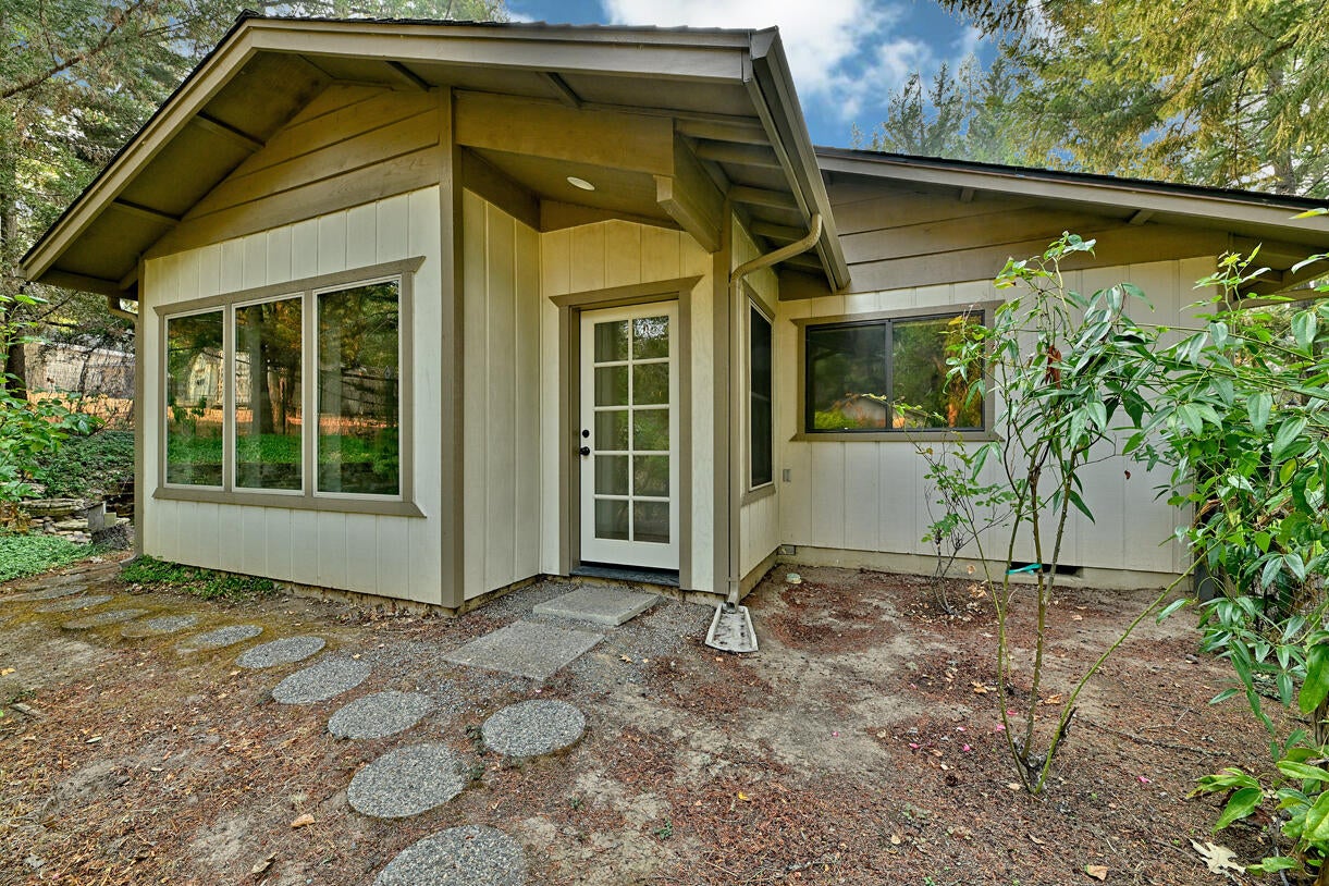5757 Donaldson Road Grants Pass, OR 97526 - Photo 28 of 55 Primary Suite Sunroom/Studio Separate Entrance