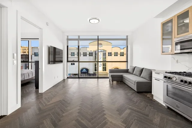 $950,000 | 11-12 44th Drive, Unit 3A | Long Island City